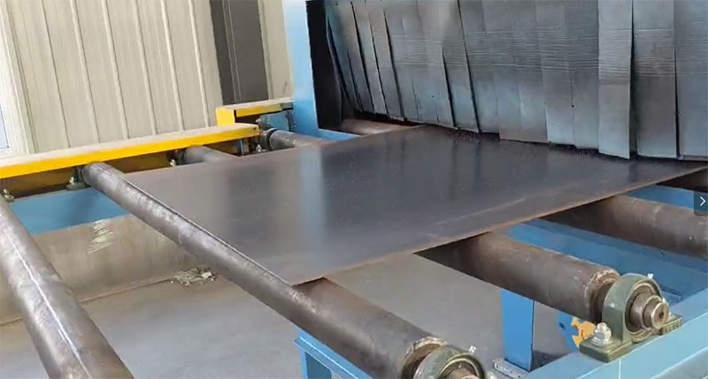 The steel plate enters the shot blasting machine